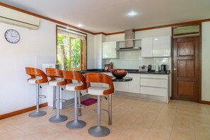 Villa, eingeschränkter Meerblick | Eigene Küche