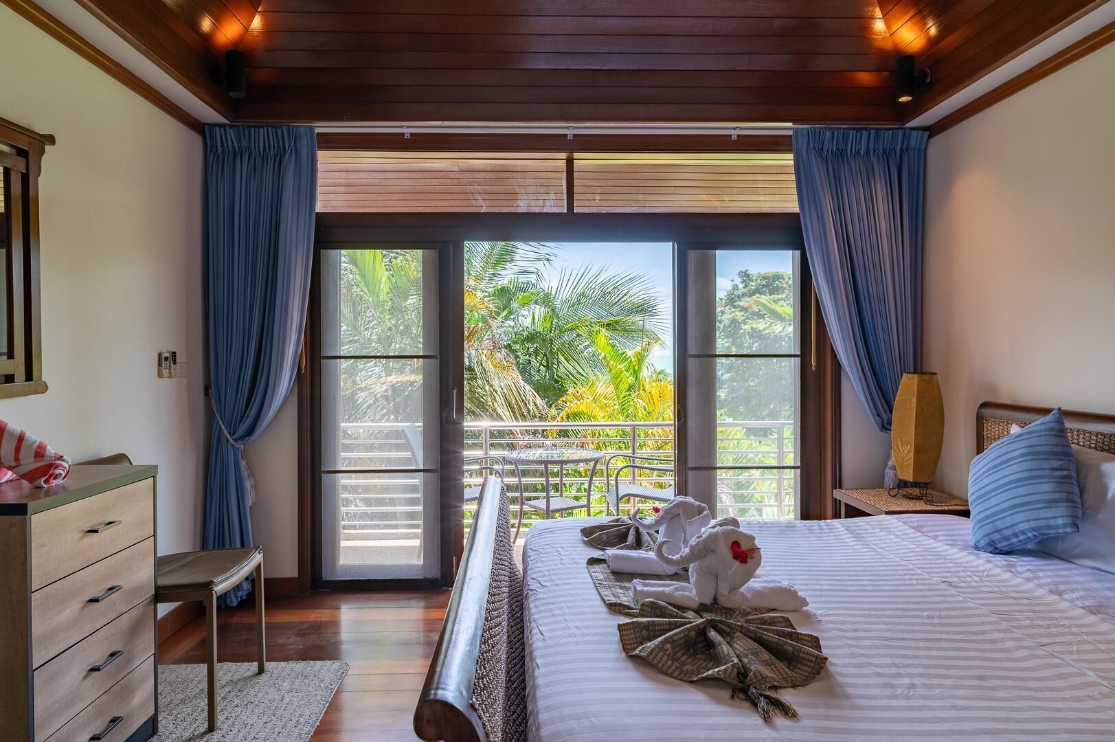 Vila, vista parcial para o mar | Cofres nos quartos, espaço de trabalho para notebook, cortinas blackout