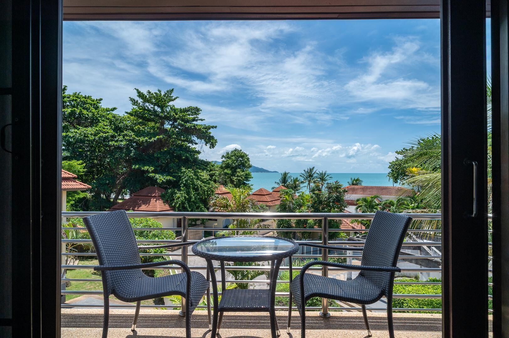 Vila, vista parcial para o mar | Vista da sacada