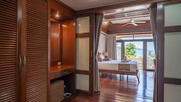 Vila, vista parcial para o mar | Cofres nos quartos, espaço de trabalho para notebook, cortinas blackout