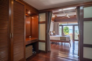 Caja de seguridad en la habitación y espacio para trabajar con laptop 