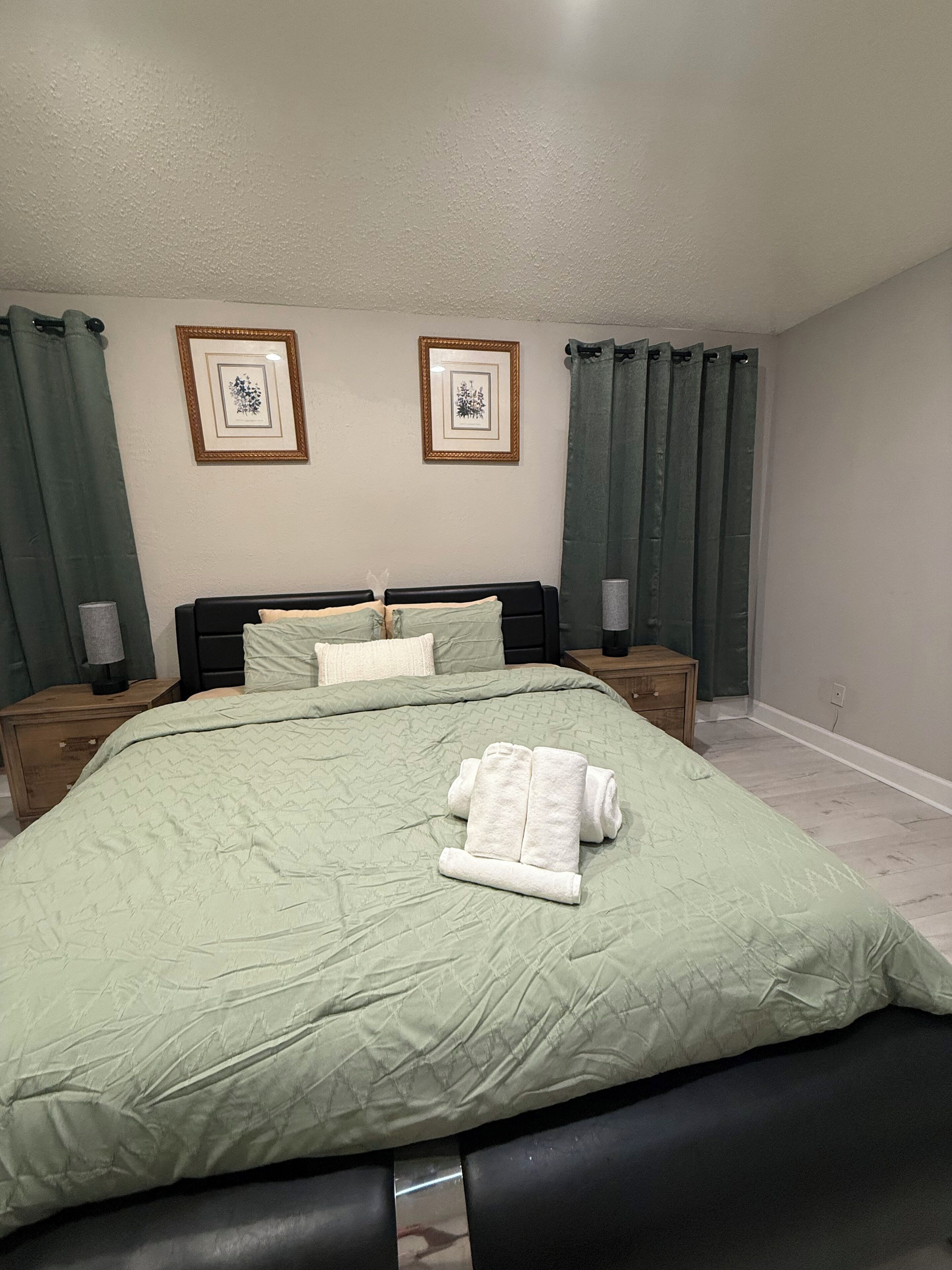 3 habitaciones, tabla de planchar con plancha, wifi y ropa de cama 