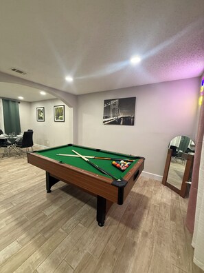 Game room - Welcome to Sweet Escape Sugar Land, your cozy home away from home! Close to NRG (Sugar Land)