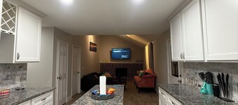 Welcome to Sweet Escape Sugar Land, your cozy home away from home! Close to NRG