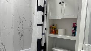 Haartrockner, Handtücher, Seife, Shampoo