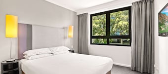 靠近朱比利公园的时尚一卧室公寓，带泳池