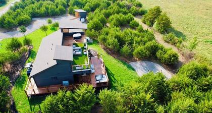 Romantic Getaway Cabin w/ Rooftop Spa, Fire Pit & Golf Cart