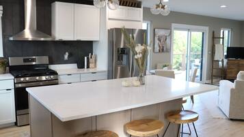 Een koelkast, een magnetron, een oven, een kookplaat