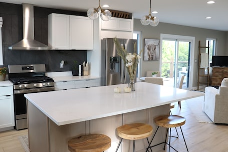Fridge, microwave, oven, stovetop. Rooftop Spa Cabin with Fire Pit and Golf Cart