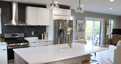 Romantic Getaway Cabin w/ Rooftop Spa, Fire Pit & Golf Cart