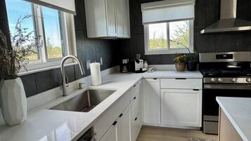 Een koelkast, een magnetron, een oven, een kookplaat