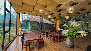 Desayuno con opciones de la cocina local incluido todos los días