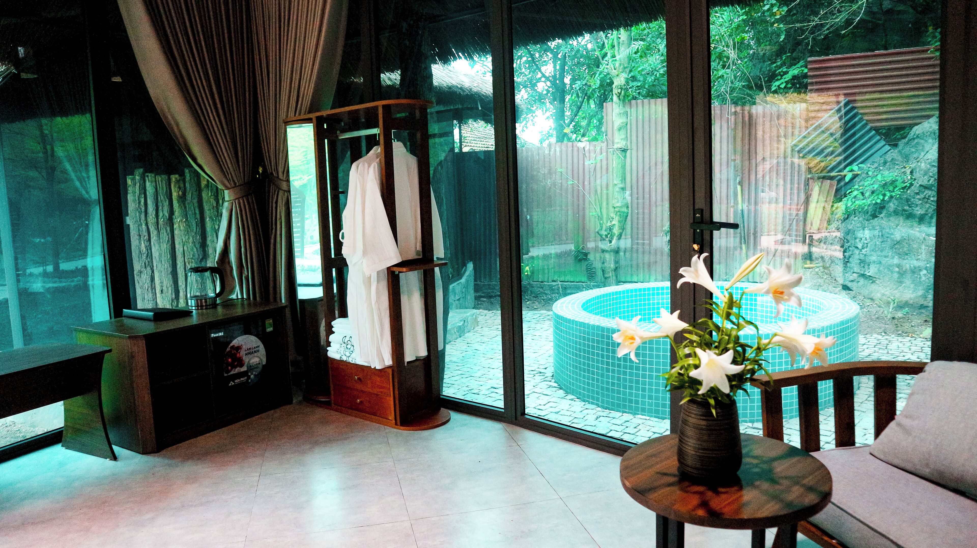 Bungalow Deluxe, balcón, vistas al jardín | Caja fuerte y espacio para trabajar con un portátil