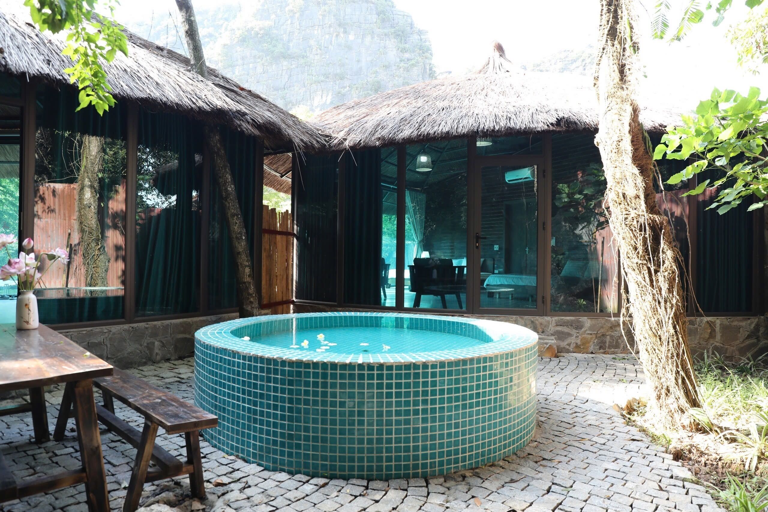 Deep soaking bathtub