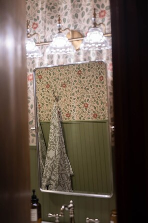 تجهيزات دش، مجففات شعر، مناشف، صابون