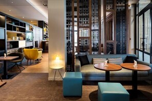 Bar (on property) - Hotel l'Elysee Val d'Europe (Serris)