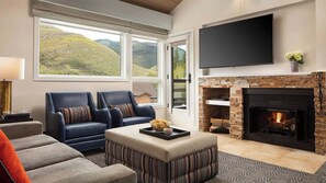 Smart TV, fireplace, video games, DVD player -  𝐅𝐢𝐧𝐝𝐢𝐧𝐠 𝐌𝐞𝐢𝐥𝐢: West Vail StreamSide Resort +Amenities Included. (Vail)