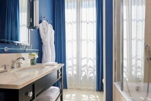 Tempat tidur bayi