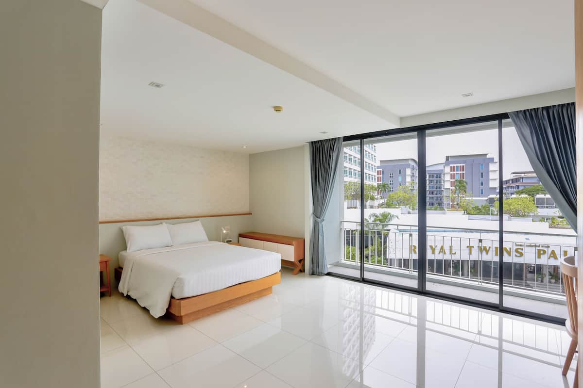 Habitación individual Deluxe, balcón | Caja de seguridad en la habitación y escritorio