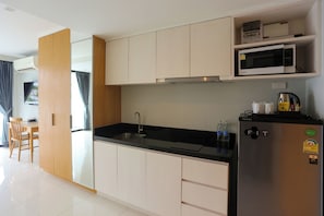 Habitación individual Deluxe, balcón | Cocina privada | Frigobar