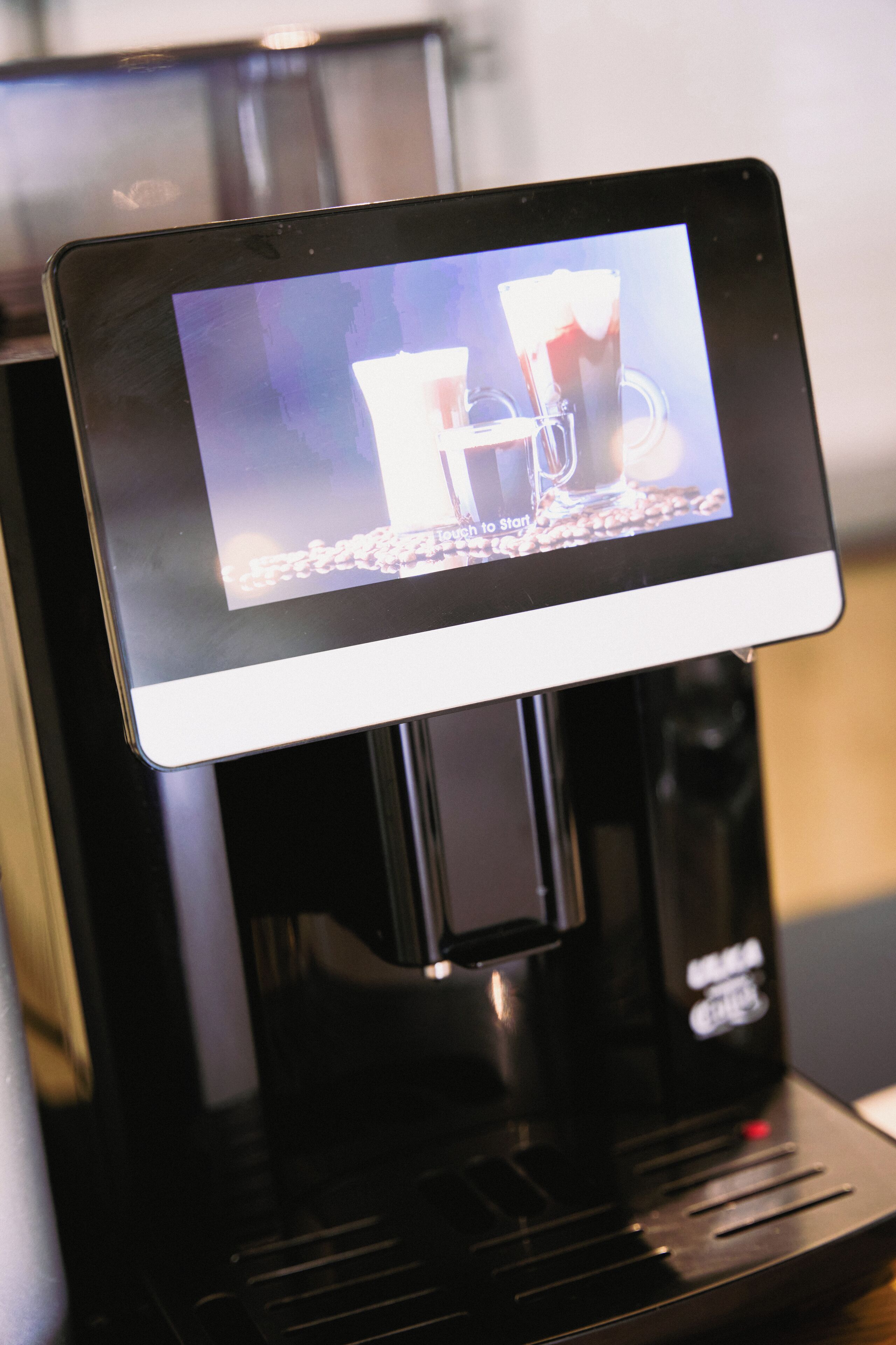 Een koffieapparaat met een digitaal scherm.