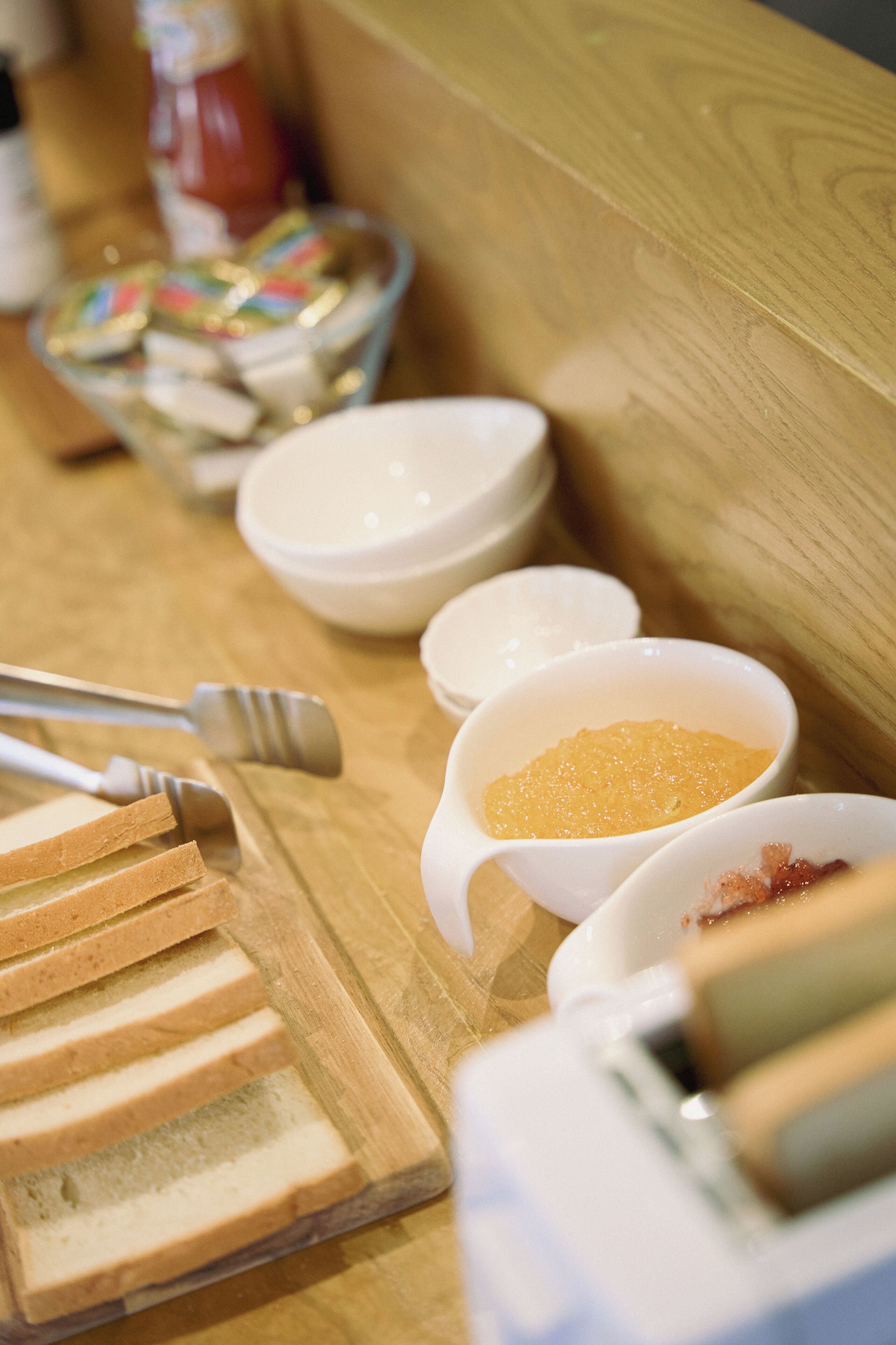 Un bufé de desayuno con diversos alimentos y utensilios.