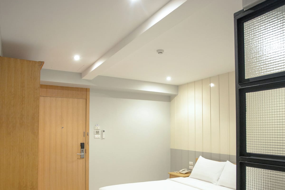 Habitación individual superior | Caja de seguridad en la habitación y escritorio