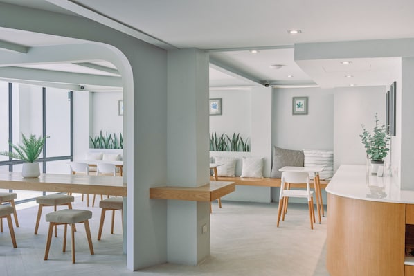 Coin salon dans le hall