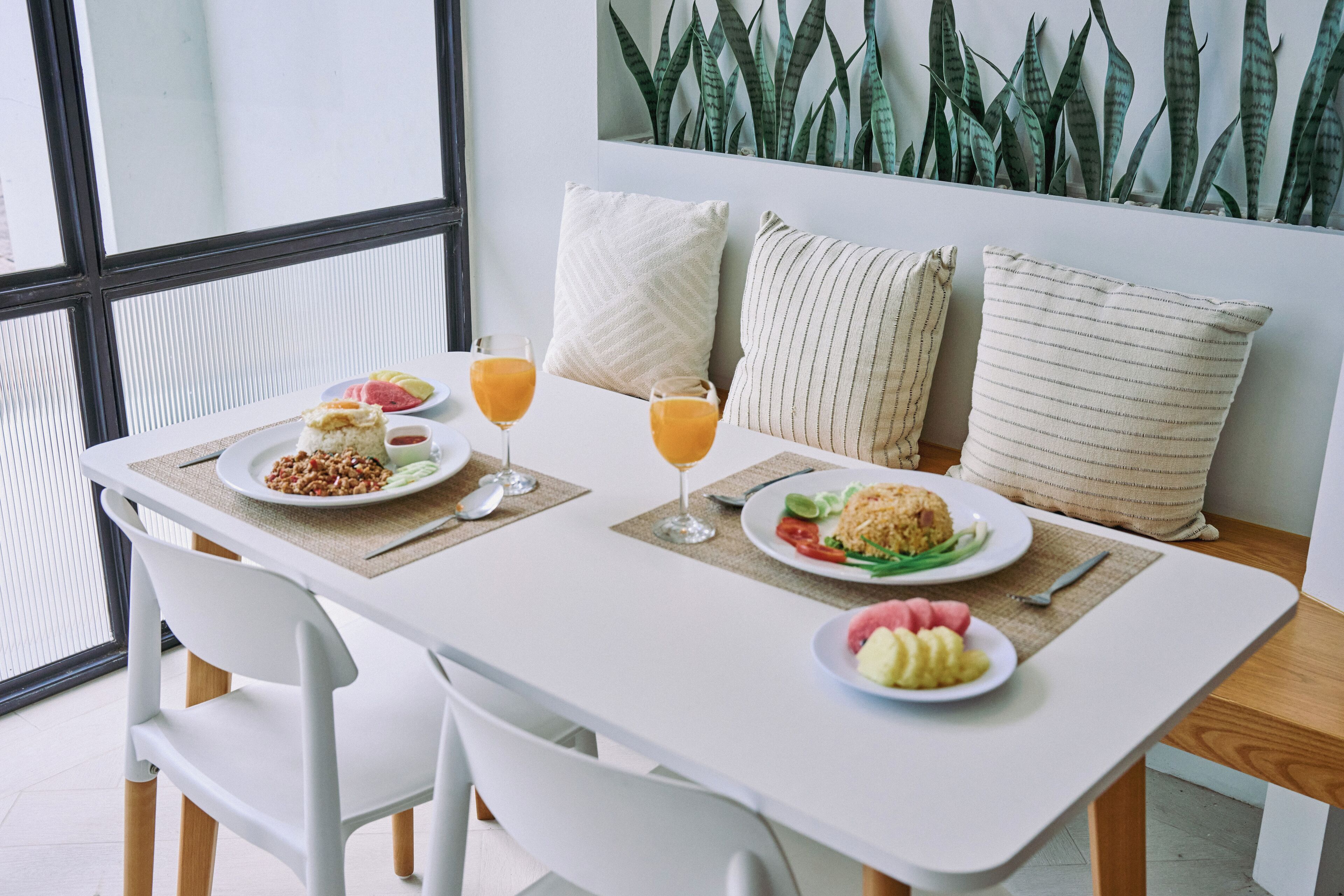 Bữa sáng buffet hàng ngày (300 THB/mỗi người) 