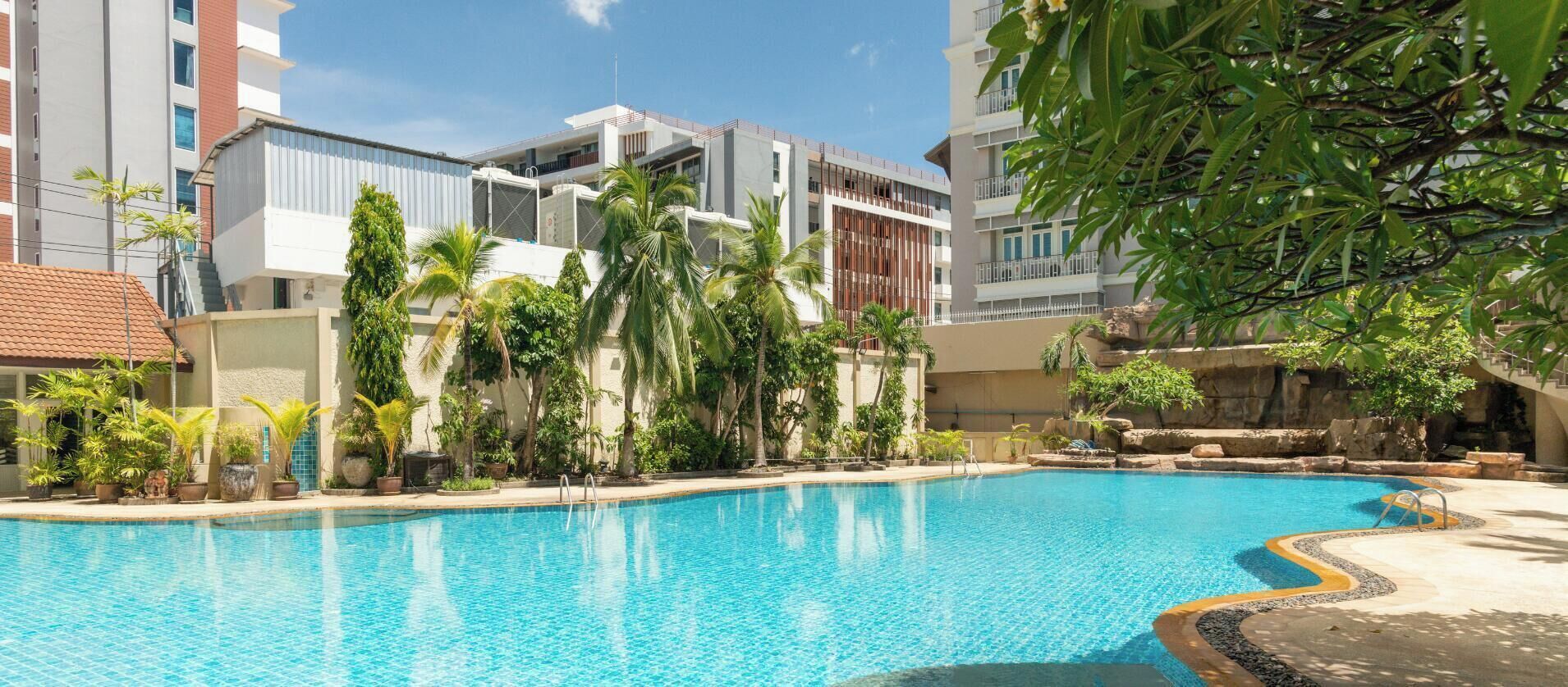 Una piscina al aire libre