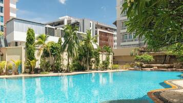 Una piscina al aire libre