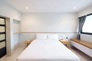 خزنة داخل الغرفة ومكتب ومساحة عمل للكمبيوتر المحمول وستائر تعتيم