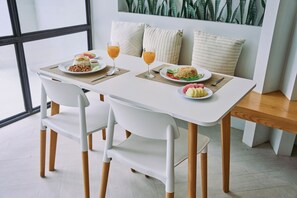 بوفيه فطور يوميًا بتكلفة قدرها (300 THB للشخص)