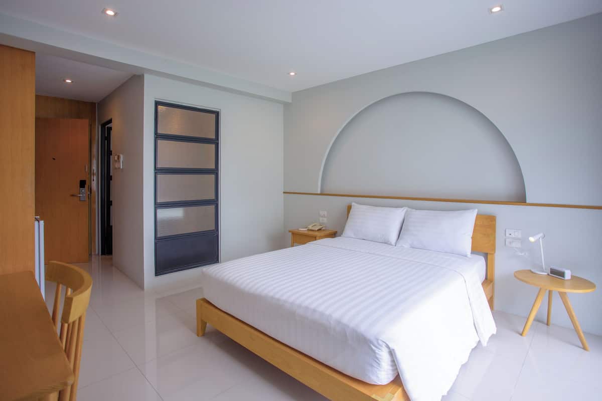 Habitación individual superior, balcón | Caja de seguridad en la habitación y escritorio