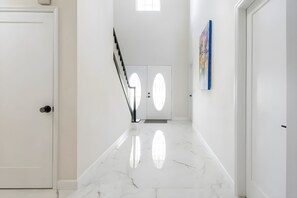 Interior - Orlando Spacious Modern Comforts (Oviedo)