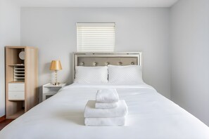 5 bedrooms, iron/ironing board, WiFi, bed sheets - Orlando Spacious Modern Comforts (Oviedo)