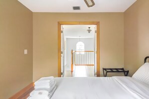 5 bedrooms, iron/ironing board, WiFi, bed sheets