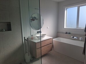 Dusche, Haartrockner, Bidet, Handtücher