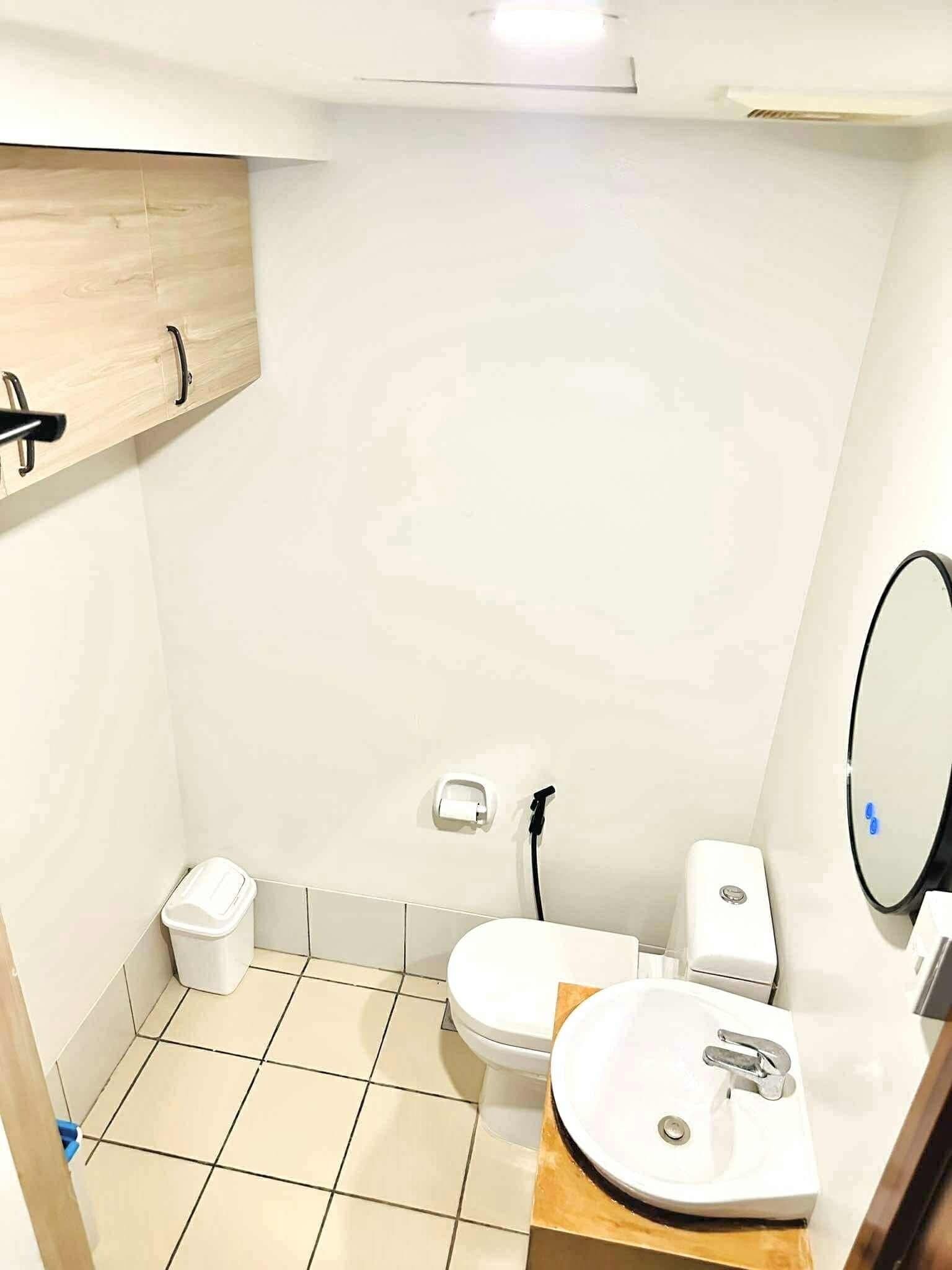 Ein kleines Badezimmer mit Toilette, Bidet und Waschbecken.