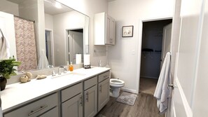 Hair dryer, towels, soap, toilet paper - Vrbo Oasis Lakeside Apt near Frisco, Texas 2bd-2ba Sleep 6 (Aubrey)