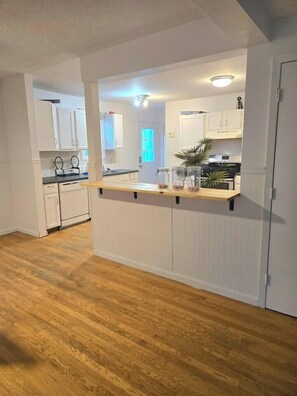 Mikrobølgeovn, ovn, kokeplater og oppvaskmaskin