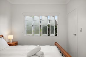 House | 1 bedroom, laptop workspace, iron/ironing board, bed sheets