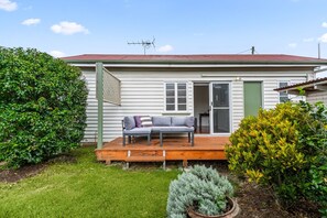 House | Balcony - Charming 1-bed Cottage With Garden Retreat (Brisbane)