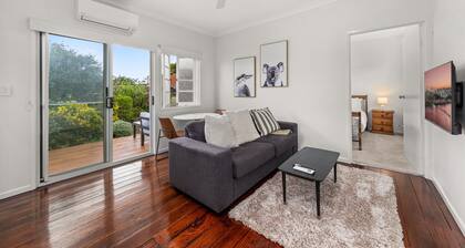 Charming 1-bed Cottage With Garden Retreat