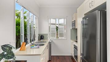 Casa | Cocina privada | Refrigerador, horno, parrilla de estufa y lavavajillas