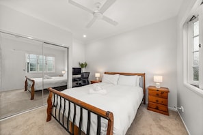 House | 1 bedroom, laptop workspace, iron/ironing board, bed sheets