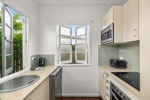 House | Private kitchen | Fridge, oven, stovetop, dishwasher - Charming 1-bed Cottage With Garden Retreat (Brisbane)