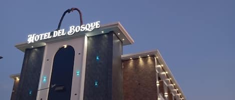 Vista frontal de la propiedad