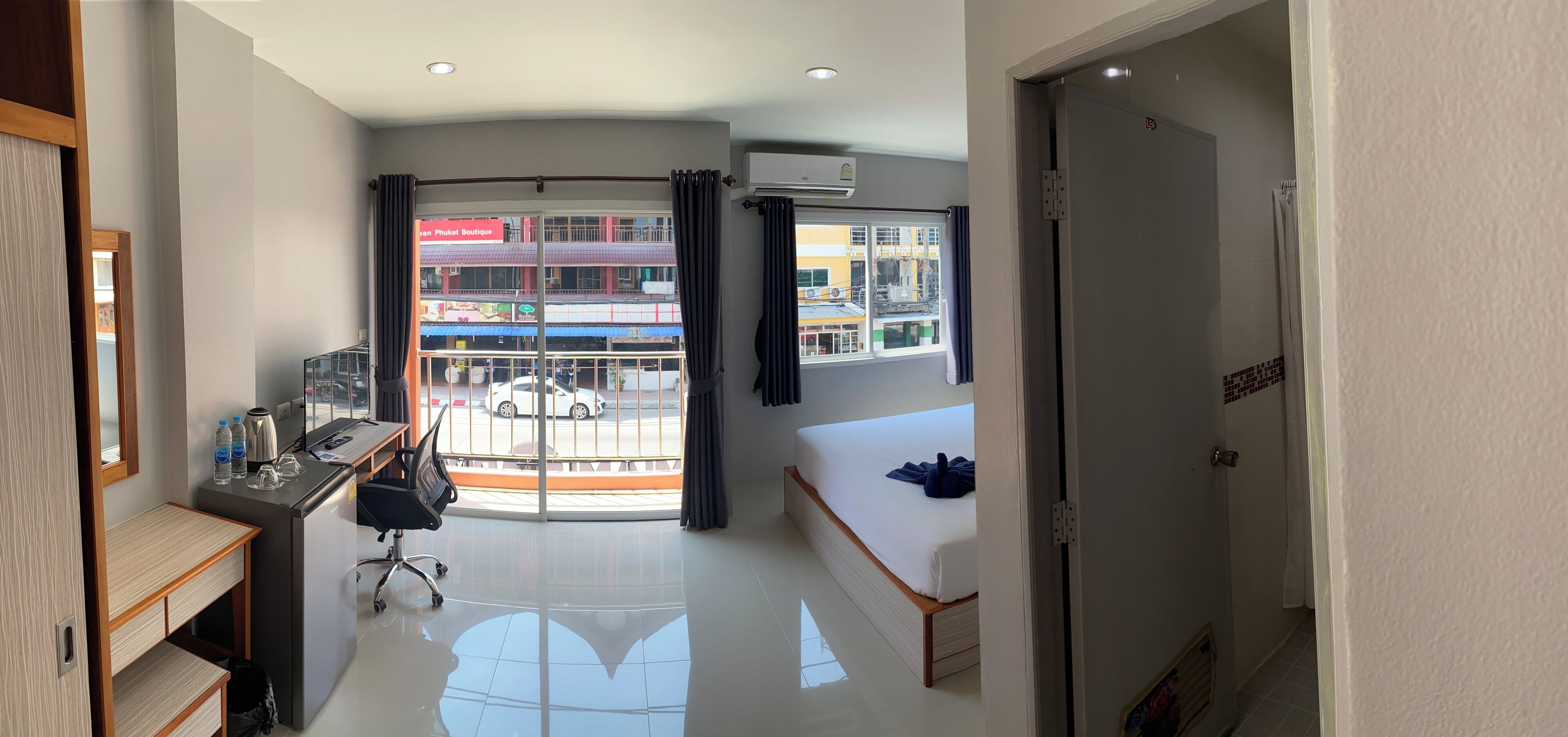 Quarto casal luxo, 1 cama King, sacada | Espaço de trabalho para notebook, Wi-Fi de cortesia