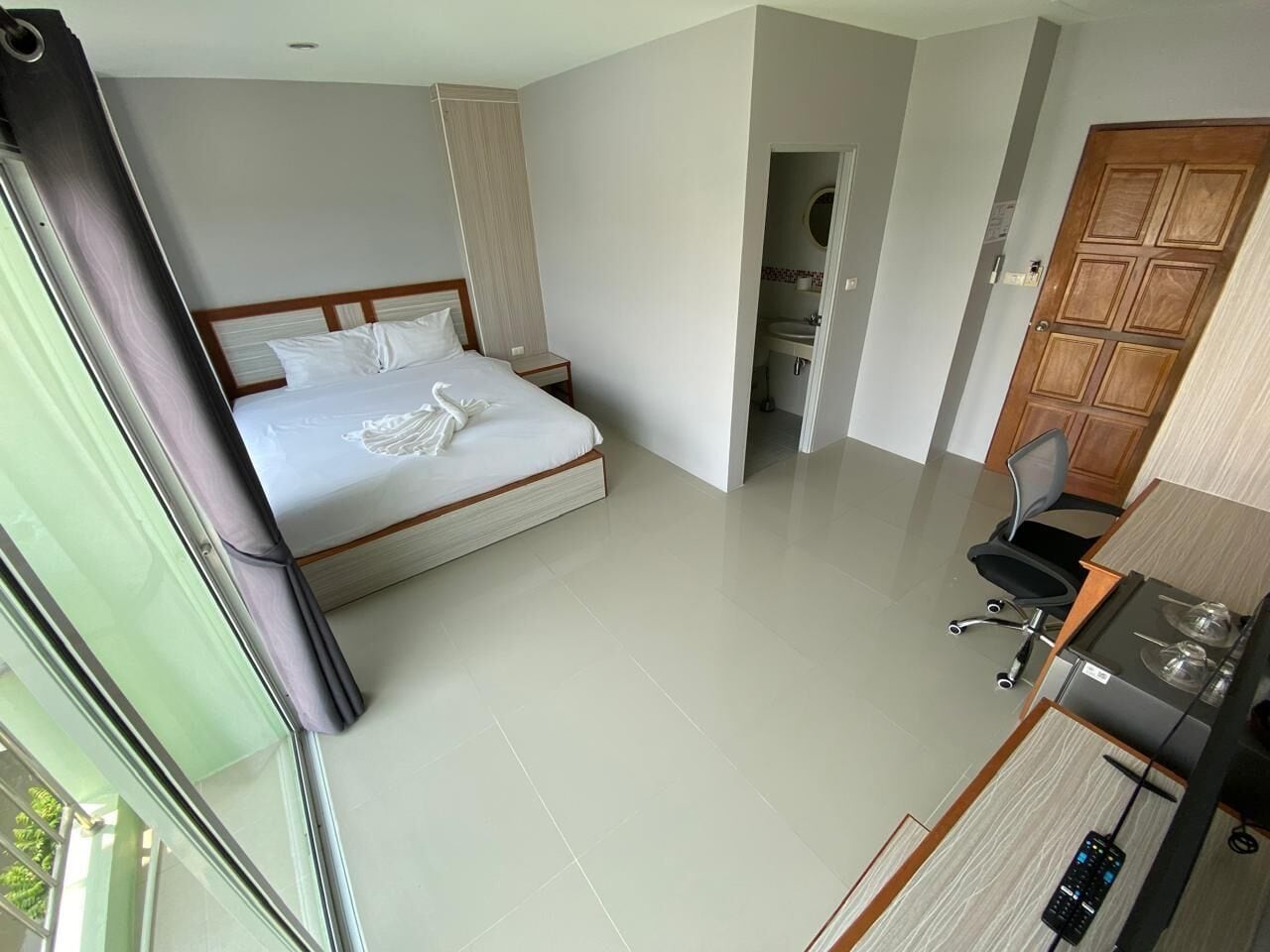 Deluxe Double Room, 1 King Bed, Balcony | Laptop workspace, free WiFi
